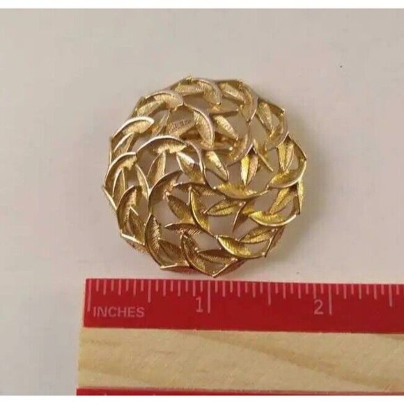Vintage Gold-Tone Swirl Leaf Wreath Brooch Pin Circle Domed Filigree Textured - Picture 7 of 8
